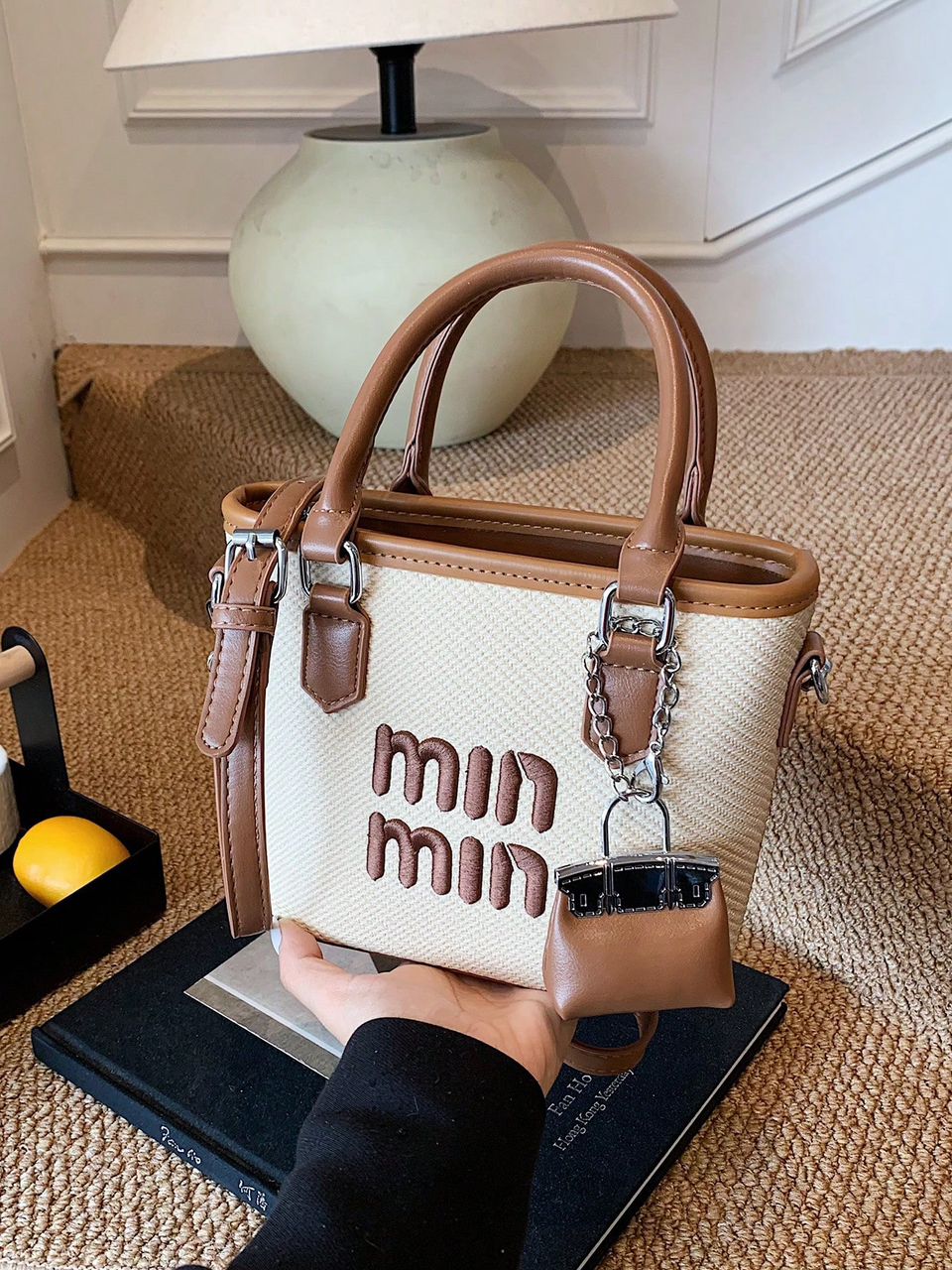 جزدان عصري miu miu باللون الكريمي والبني
