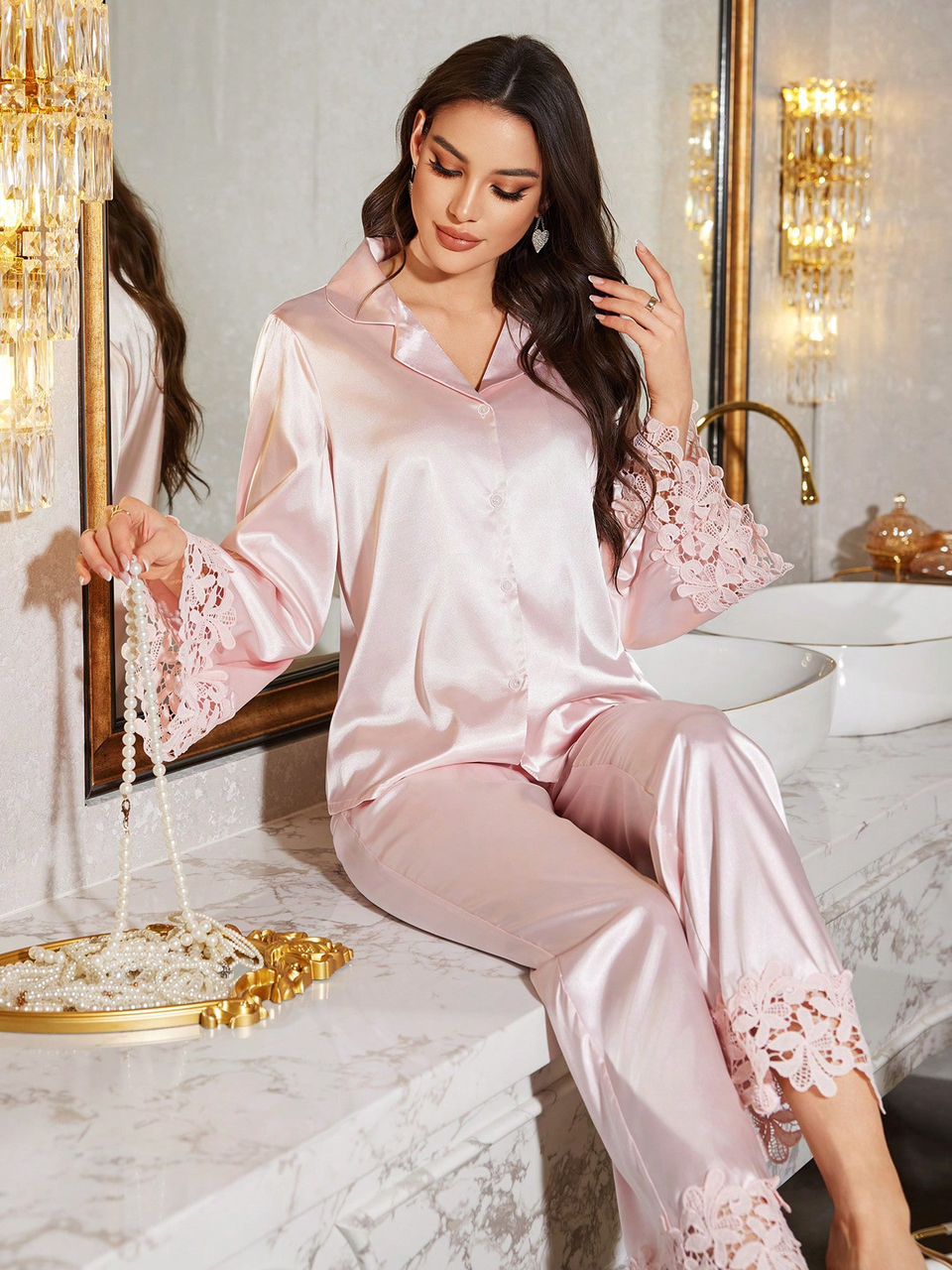 بجامة ساتان مناسبة للعرائس